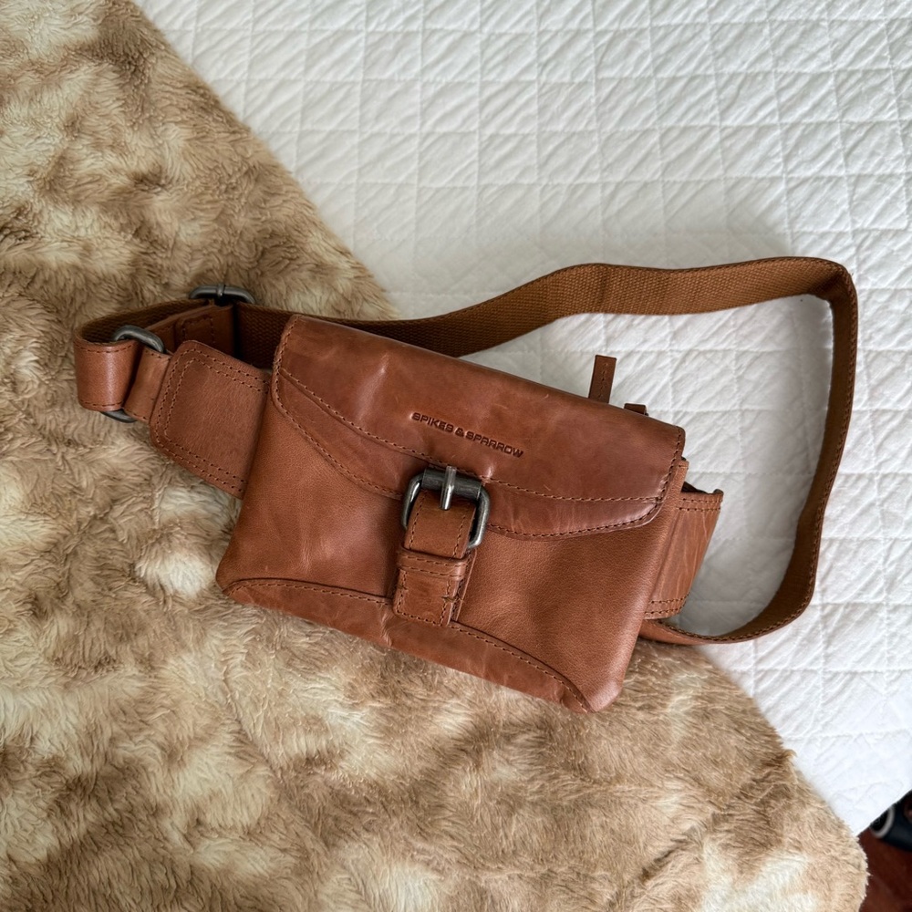 Brown Leather Crossbody Bag with Adjustable Strap